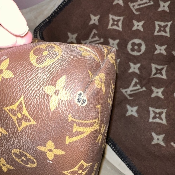 Louis Vuitton work bag. - Picture 6 of 11